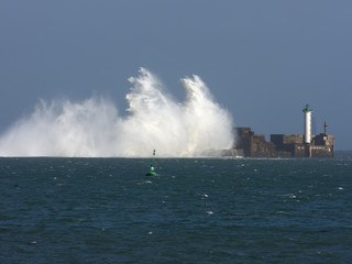 Fototapeta na wymiar tempête phare Boulogne sur mer