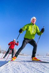 zwei Skating-Sportler an einem herrlichen Wintertag