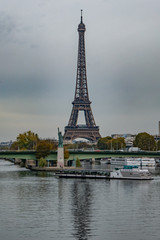 Fototapeta na wymiar Paris on seina river