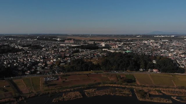 湖を空撮で一望する