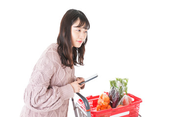 スーパーでキャッシュレス決済をする若い女性