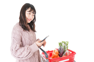 スーパーでキャッシュレス決済をする若い女性
