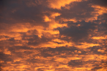 Wolken im Sonnenaufgang