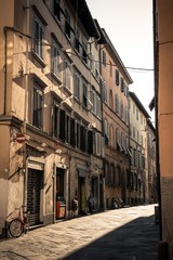 Ruelle à contre-jour en Italie, petite ville