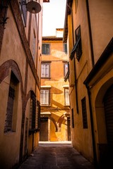 Fototapeta premium Ruelle colorée et lumineuse en Italie, murs classiques jaune