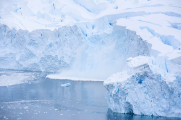Fototapeta na wymiar fonte du glacier à Neko Harbour