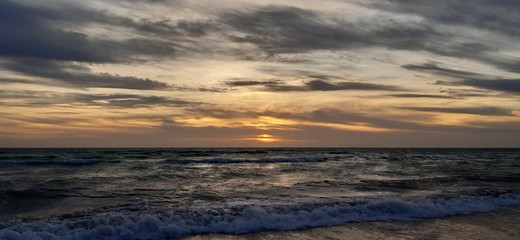 Fototapeta na wymiar Puesta de sol en el Atlantico desde Cádiz