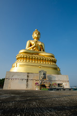 golden buddha statue