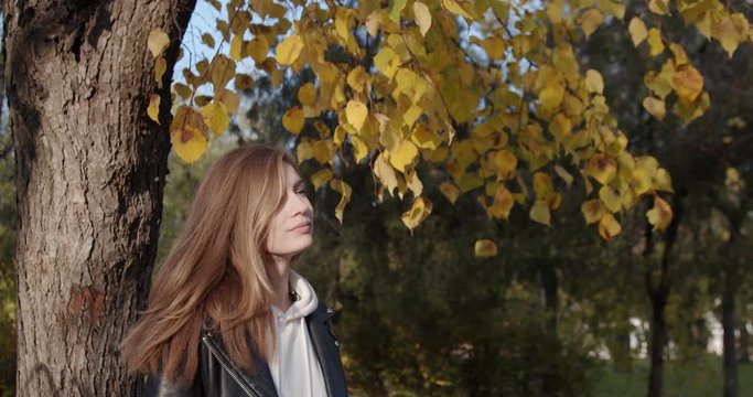 Beautiful Girl Walking in Autumn Prak