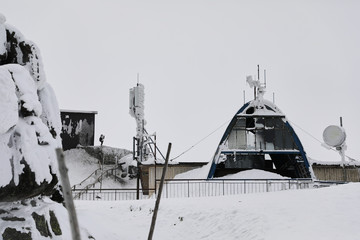 Baza górska, schronisko, stacja pogodowa na szczycie góry © Jan