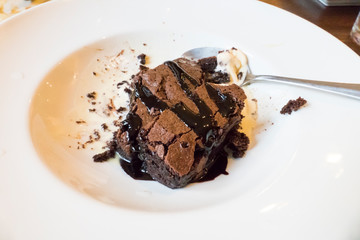 Brownie mit Vanille Eis und Schokoladensoße