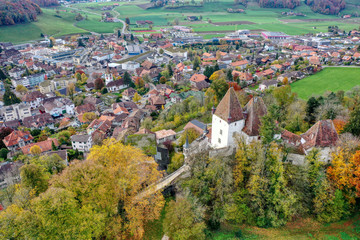 Fototapeta na wymiar Worb und sein Schloss im Vordergrund, Schweiz