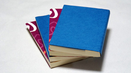 積まれた4冊の本