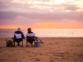 Paar im Sonnenuntergang am Strand, Nordsee