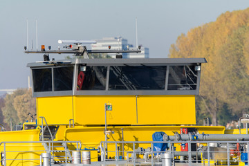 Gelbes Rheinschiff in Kön