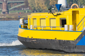 Gelbes Rheinschiff in Kön