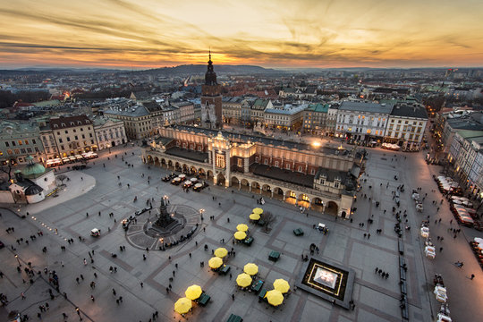 Rynek Gł&oacute;wny w Krakowie podczas zachodu słońca, Sukiennice i Ratusz w tle,   Polska