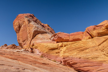 Obraz premium Landscape of orange, pink and yellow rock formations at Valley of Fire State Park in Nevada