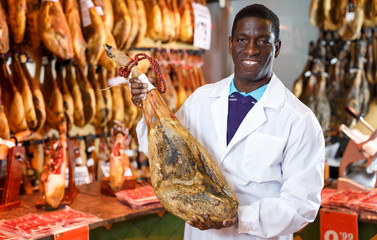 Seller recommending iberian ham