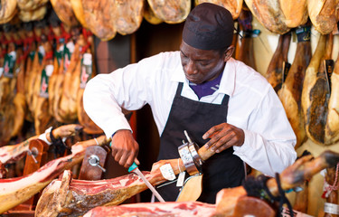 Seller cutting jamon