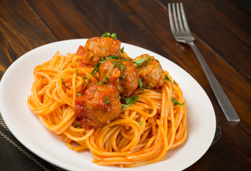 Spaghetti con albóndigas y tomate