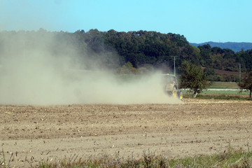 Fototapeta na wymiar Traktor bei der Feldarbeit im Herbst