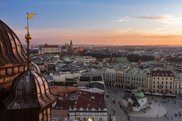 Rynek Główny w Krakowie podczas zachodu słońca, Sukiennice, Wawel i Ratusz w tle, Polska