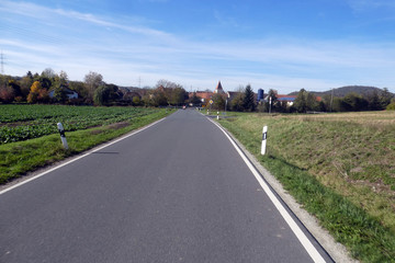 Fototapeta na wymiar Staatsstraße 2421 von Oberscheinfeld nach Stierhöfstetten