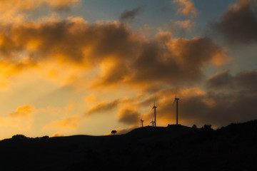 Fototapeta na wymiar Pale eoliche al tramonto
