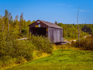 Obraz premium Scenic View of an Old Weathered Covered Bridge 