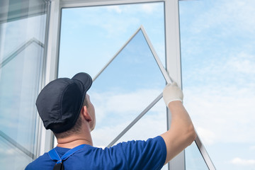 window wizard inserts mosquito net into the finished window