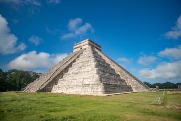 Fototapeta na wymiar Impressive Chichen Itza Maya Pyramid called El Castillo
