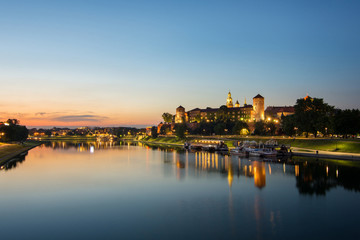 Fototapeta na wymiar Wzgórze Wawelskie w Krakowie podczas zachodu słońca, rzeka Wisła, Polska