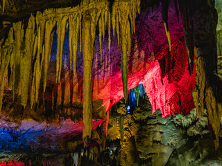 Die Prometheus Tropfsteinhöhle wurde 1984 entdeckt und ist seit Sommer 2012 für Besucher zugänglich. le, wo die gigantischen Stalagmiten und Stalagtiten effektvoll ausgeleuchtet sind.