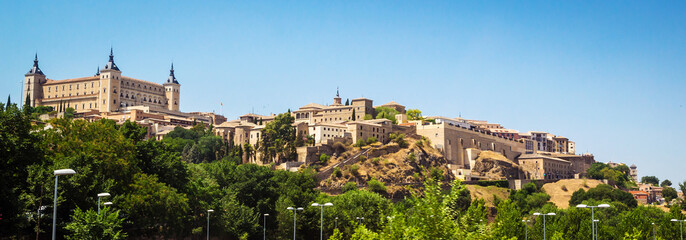 Obraz premium Panoramic view of old historical center of the city Toledo, Spain.
