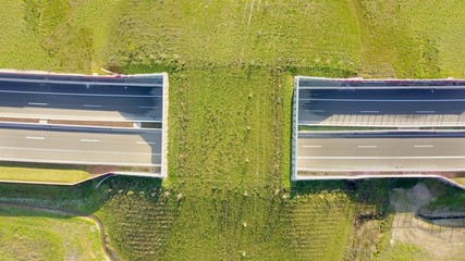 Grünbrücke / Wildbrücke über Verkehrsweg aus der Vogelperspektive