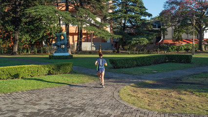 Frau joggt im Park von Hinten