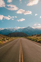 Foto op Plexiglas Verticale opname van een weg met de prachtige bergen onder de blauwe lucht, vastgelegd in Californië © Andy Troy/Wirestock