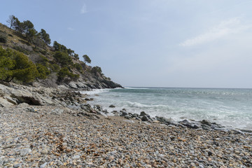 Paisaje costero de Cala Murtra , playa de guijarros del Parque Natural de la Costa Brava, Cataluña, España