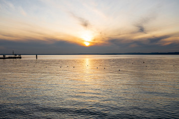Bardolino lago di garda passeggiata con pontile sul tramonto invernale