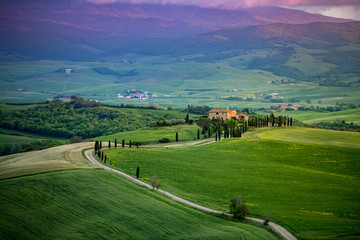 Farma w Toskanii u podnóża gór, Droga Gladiatora, Włochy, zielone wzgórza podczas zachodu...