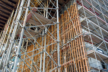 Stahlgerüst einer Betonverschalung auf einer Baustelle
