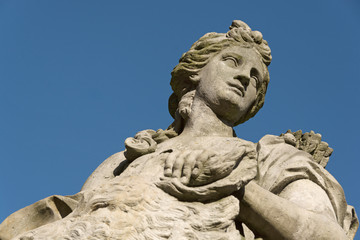 Barocke Statue, Artemis Göttin der Jagd, des Waldes, der Geburt und des Mondes