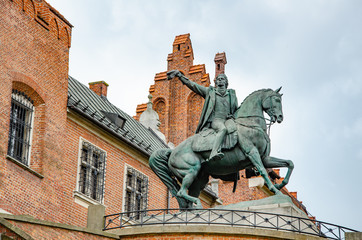 Fototapeta na wymiar statue of Man on the horse 