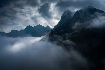 Fototapete Tatra Rysy-Gipfel in der hohen Tatra am nebligen Tag