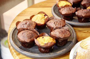 White and chocolate muffins, lie on a plate
