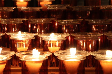 Bougies lampions allumées dans la Cathédrale Saint Jean à Lyon - Département du Rhône - France