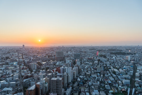 東京都世田谷区三軒茶屋から見る東京の夕景 © zu_kuni