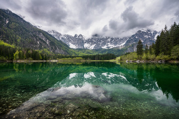 Jezioro Laghi di Fusine w pochmurny dzień, Alpy, Włochy 