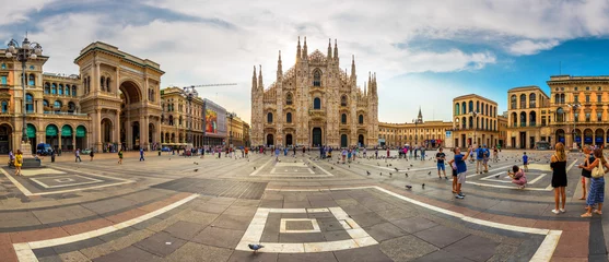 Foto op Canvas Kathedraal Duomo di Milano en Vittorio Emanuele-galerij in Square Piazza Duomo bij zonsopgang, Milaan, Italië, Europa © Eva Bocek